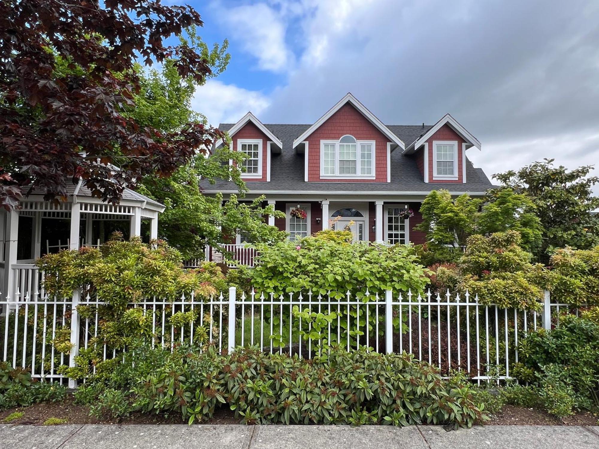 Mae Sweet Home Surrey Exterior photo
